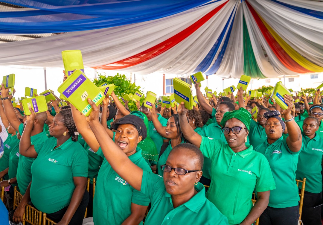 gboyegaakosile's tweet image. Today, #EKOEXCEL was launched by Gov @jidesanwoolu. EKOEXCEL is Excellence in Child Learning and Education Prog-a Lagos State primary education transformatn initiative. With the EKOEXCEL, over 14,000 Head Teachers and teachers will be moved from analogue to digital teaching.