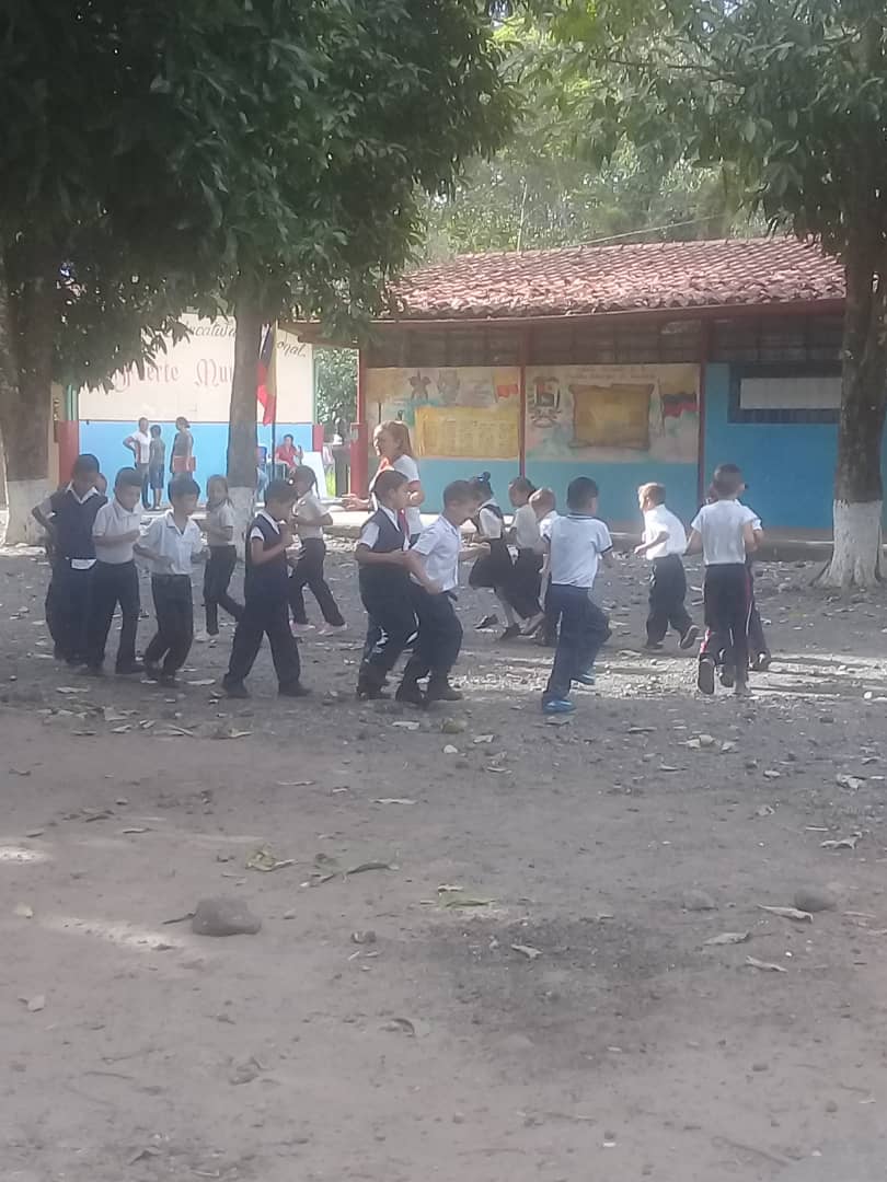 Actividad individualizada: nociones gramaticales, la oración y sus partes ;jornada de limpieza, abonado y sembrado de plantas medicinales; practica deportiva de saltos con 2do "A" y "B"; acondicionamiento neuromuscular. <a href="/circuitoeduca11/">@circuitoeducativotorbes2018</a> @ZonaEducTachira <a href="/Crazet2011/">Crazet2011</a> <a href="/fuertemurachi/">fuerte murachi</a>