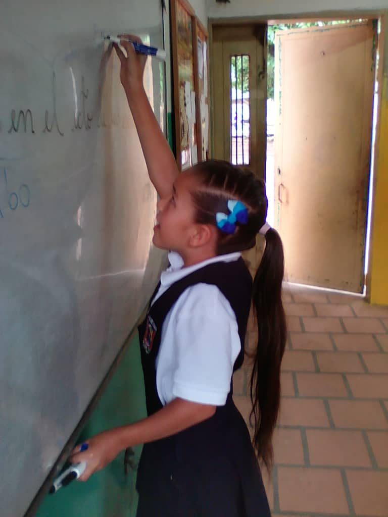 fuertemurachi's tweet photo. Actividad individualizada: nociones gramaticales, la oración y sus partes ;jornada de limpieza, abonado y sembrado de plantas medicinales; practica deportiva de saltos con 2do "A" y "B"; acondicionamiento neuromuscular. @circuitoeduca11 @ZonaEducTachira @Crazet2011 @fuertemurachi https://t.co/ulhZTagV1P