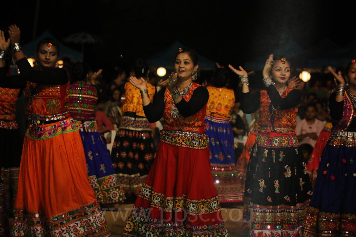 PatidarPPL's tweet photo. T279 - Outstanding Performance by Garba Queen's 👸✌️👏👏👏 Kite festival 😎 #closingceremony #UTTARAYANFLEA #loveppsc #patidarpremierleague2019 #cricketcrazy #uttarayan2020 #day11 #cocacola #vivoindiatelangana #mahindraclub #belgiumwaffle #urbanpot #PPL2019 https://t.co/OCgNLcUUZ3