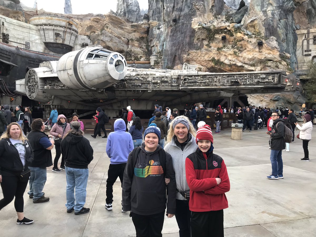 amywyn's tweet photo. Disney World Trip! #MickeyMouse #GalaxysEdge https://t.co/45w7AewXgq
