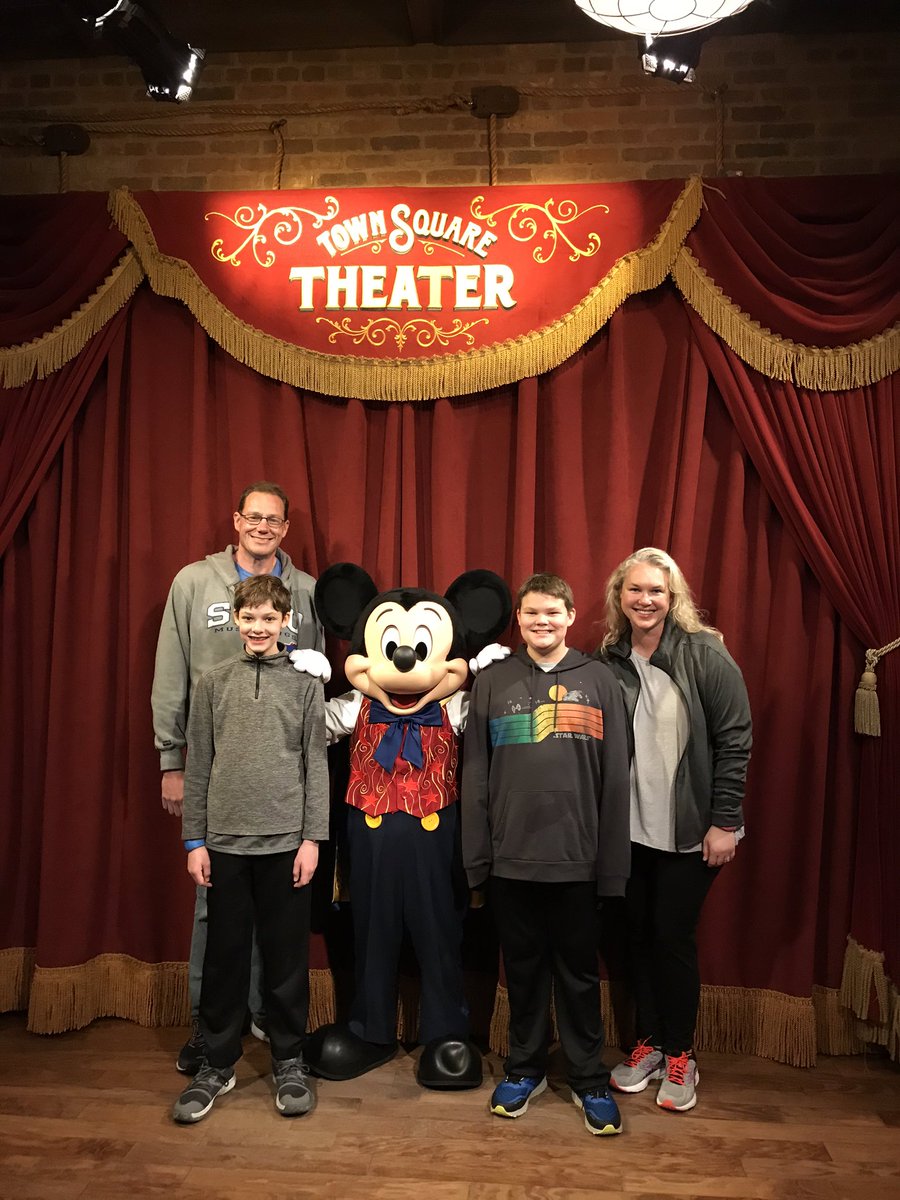 amywyn's tweet photo. Disney World Trip! #MickeyMouse #GalaxysEdge https://t.co/45w7AewXgq