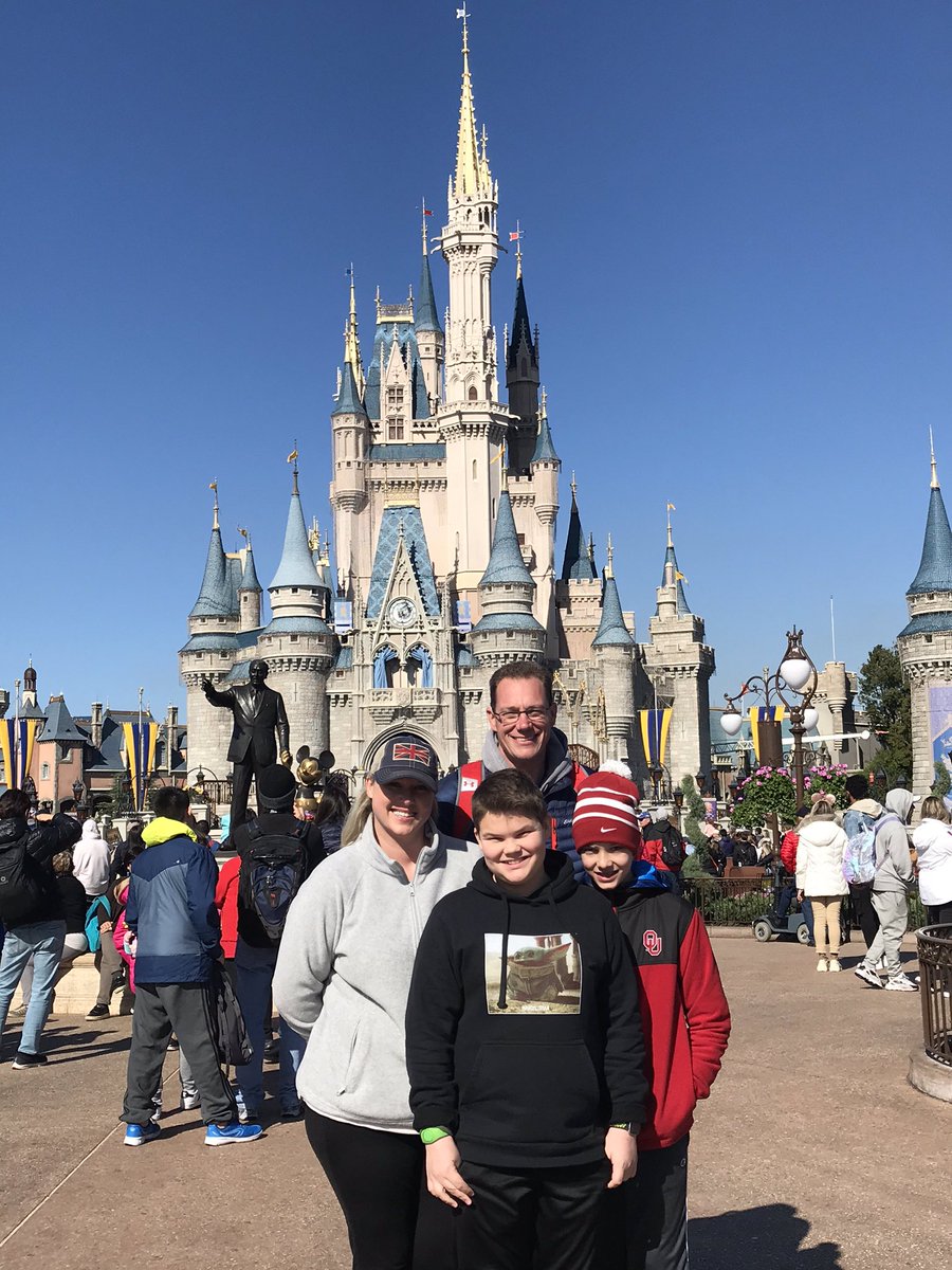 amywyn's tweet photo. Disney World Trip! #MickeyMouse #GalaxysEdge https://t.co/45w7AewXgq