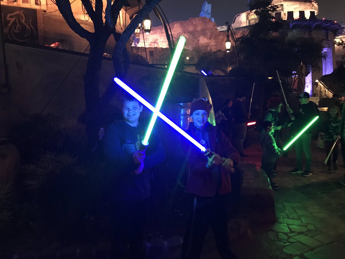 amywyn's tweet photo. Disney World Trip! #MickeyMouse #GalaxysEdge https://t.co/45w7AewXgq