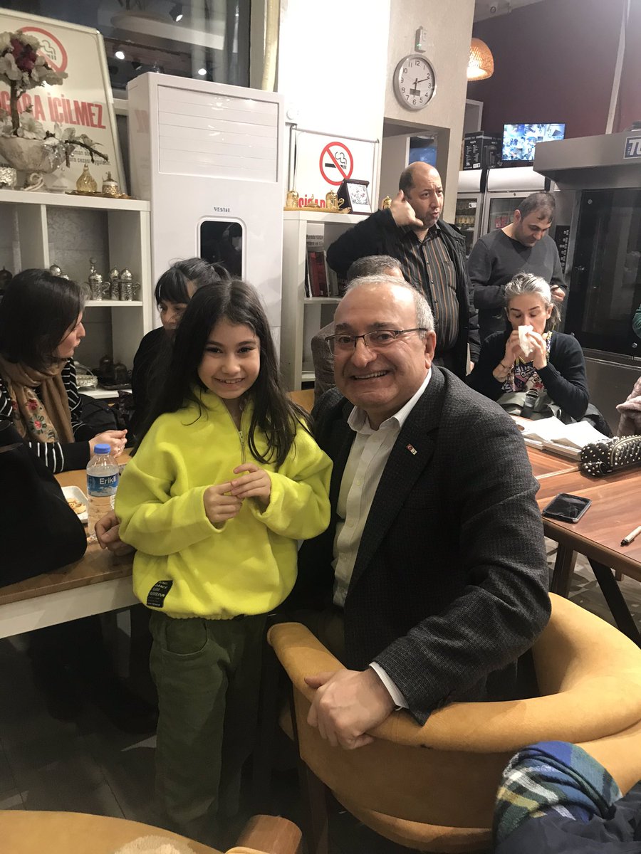 Ilay63465473's tweet photo. #mikdatca değerli hocamla doğa koleji velileri olarak buluştuk bize kitapta getirmiş sağolsun mutlaka okuyacağım sınav yapacak 🙈sizlerede tavsiye ederim emek vermiş bilgilerini kitaba aktarmış birde küçük el kitabı var bir solukta okunur hocam iyiki varsınız sizi çok sevdik❤️ https://t.co/F7NlOv5T2C