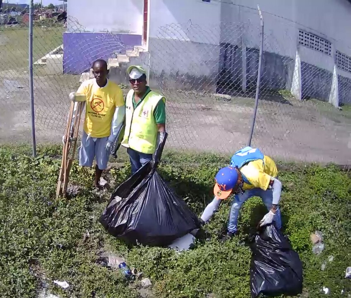 DrNormanDunn's tweet photo. The National Dengue Clean up by the @themohwgovjm is in full swing in Annotto Bay. We want them #DeadNotAlive. Thanks to the @sdcjamaica, @HeartNta volunteers &amp; community members for coming out to support the clean up efforts. #MPDunnAtWork #NuhDuttyUpJamaica #DengueCleanUp https://t.co/iU6KK1dlio
