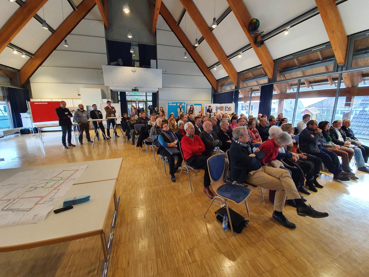 DialogBasis's tweet photo. In einer Malaktion vor der Veranstaltung haben schon die Kleinsten gezeigt, wie ein schöner Platz für sie aussehen könnte. Wie die Älteren die Mitte beleben könnten, wurde in einer Ideenwerkstatt am NIS-Stand diskutiert. #echterdingen #planenimdialog #bürgerbeteiligung https://t.co/TDHTUtwo4c