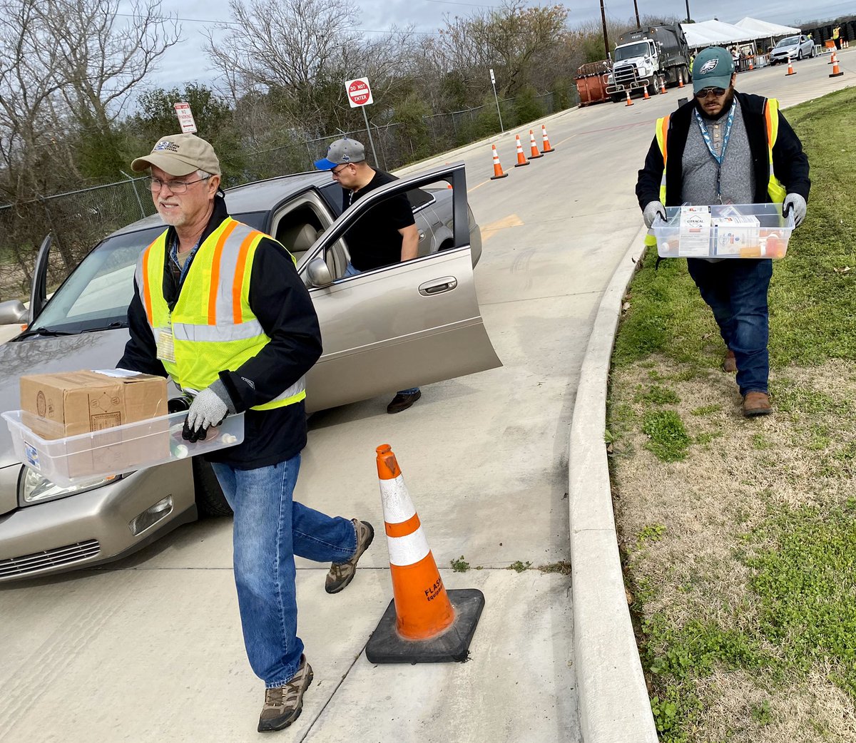 MySAWS's tweet photo. #MedDropSA: Here until 1 pm!!
👉🏼Rigsby Bulky Drop Off Ctr. - 2755 Rigsby
👉🏼Dispose of your old/unwanted meds responsibly #satx https://t.co/3eF7sd8t8q