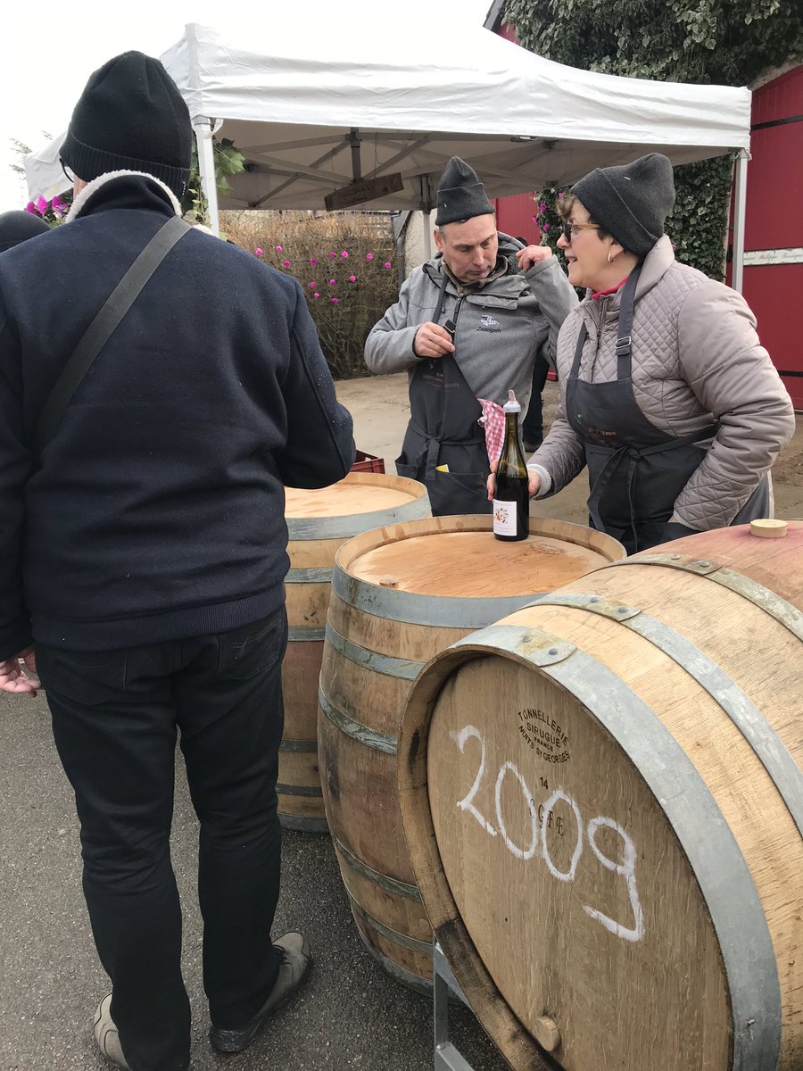 STEINERDAVID's tweet photo. Les caveaux sont ouverts à #GevreyChambertin pour deux jours de festivités #SVT2020 !! 🍇🍷🎉
Impressionné par cette sérénité ambiante malgré une foule immense qui passe de caveaux en caveaux pour découvrir de belle année ! https://t.co/2ZaHQMxjjS