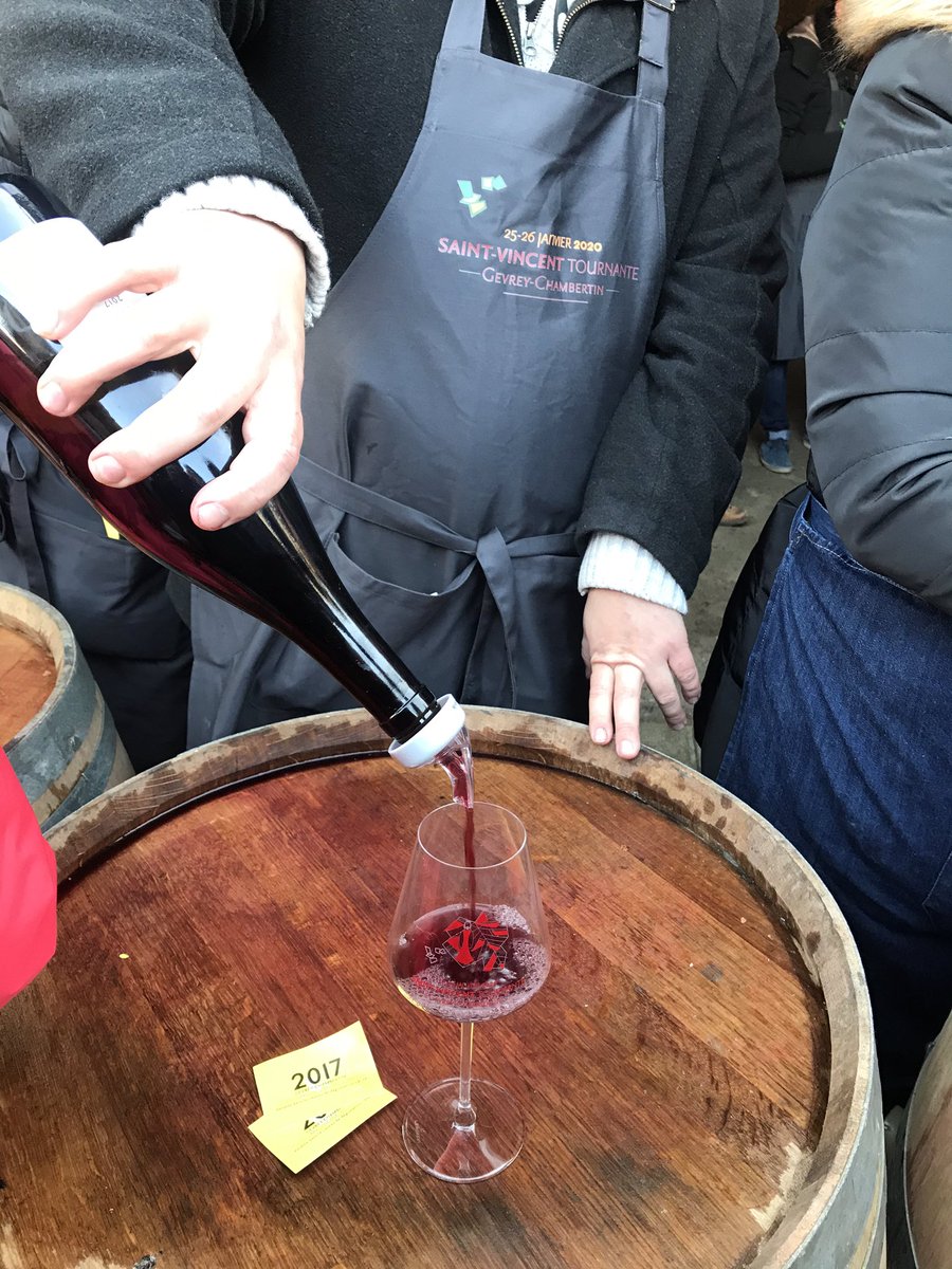 STEINERDAVID's tweet photo. Les caveaux sont ouverts à #GevreyChambertin pour deux jours de festivités #SVT2020 !! 🍇🍷🎉
Impressionné par cette sérénité ambiante malgré une foule immense qui passe de caveaux en caveaux pour découvrir de belle année ! https://t.co/2ZaHQMxjjS