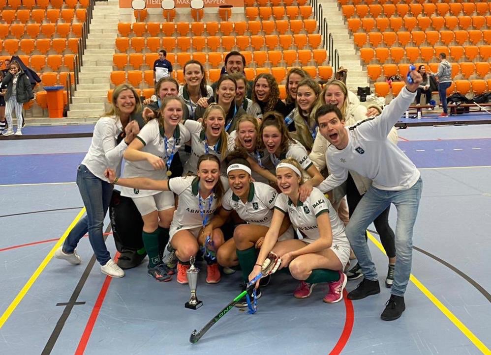 meisjes A1 &amp; Meisjes B1 beide #districtskampioen #zaalhockey. Volgende week voorronde #NK, samen met Jongens A1 dat als nr. 2 profiteert van extra plek.