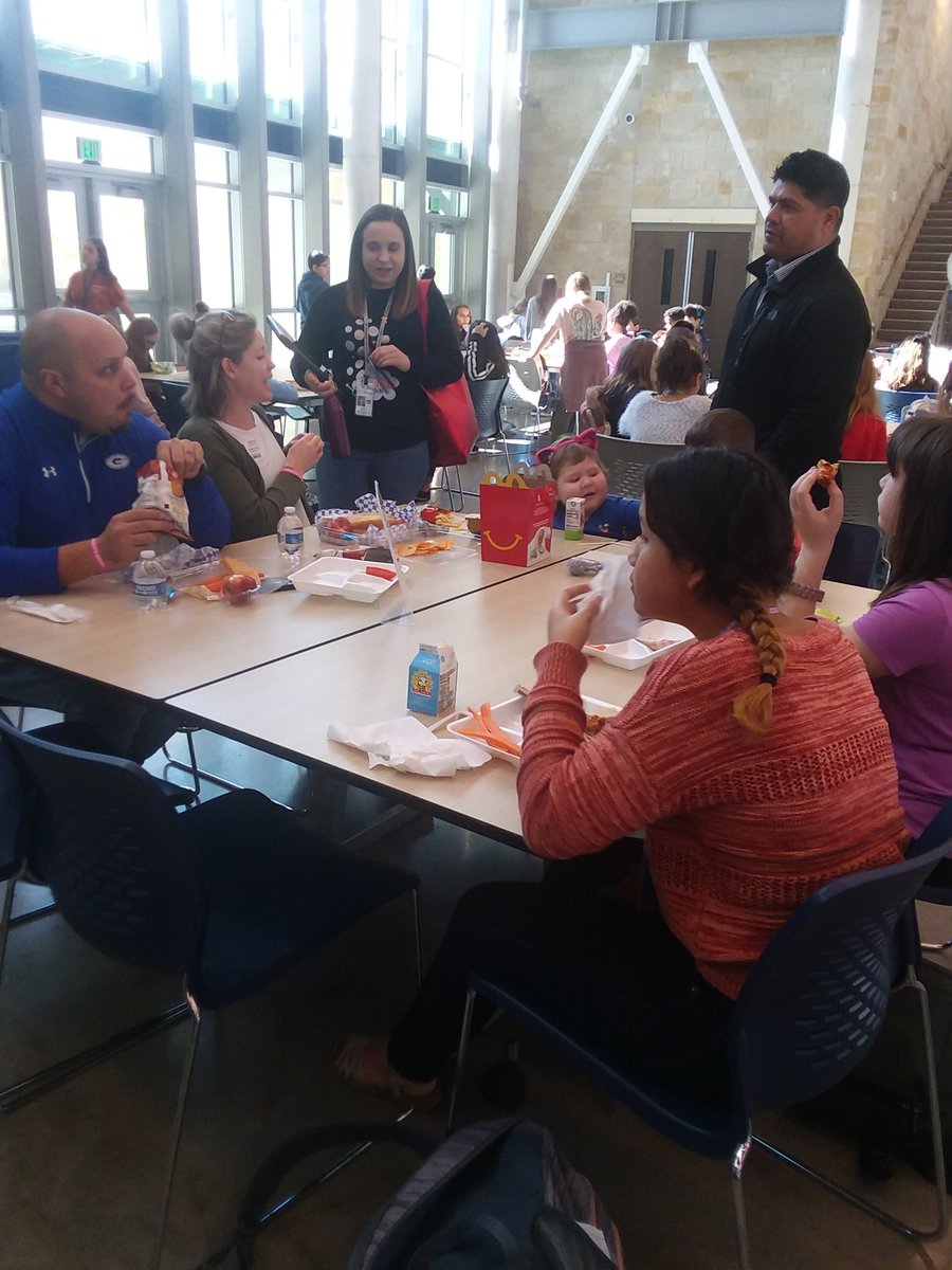 houstonteach6's tweet photo. The best way to finish KINDness week? Invite friends to come have lunch with the students and ask questions about their disabilities. (And seeing a friend is an added bonus!) #WMSKINDNESSWEEK #everybodysincluded @WagnerMS_GISD https://t.co/YynPhCVe6M