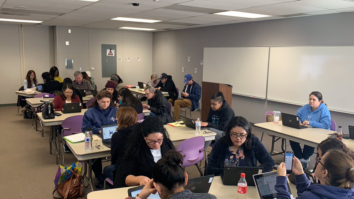 EdTechPSD's tweet photo. Chromebook Cadre 26!!! Crazy!!! @PalmdaleSchools @Mrs_MShields @powerof20 https://t.co/RPUKG6WyS1