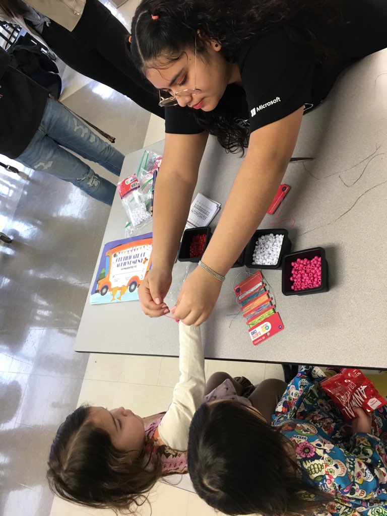 Snow would not stop our #STEMentores from sharing their knowledge with the community!  Sábado bilingüe at West. #MortonPride #orgullomorton #GirlsWhoCode #Girlswhogame  @CCAS_NEIU