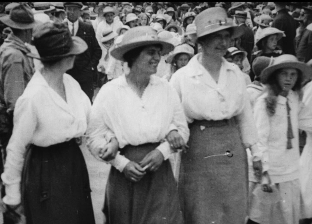 AbingdonHods's tweet photo. Take part in our Heritage Quiz and tell us what these lovely Abingdon ladies were up to and when. 
Click on the link to make your choice from six possible answers.
https://t.co/lXkEU0igXy https://t.co/pjsjEa198N