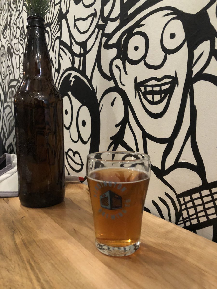 TobiasCode's tweet image. Smaller group for @RunTOBeer today, but the perfect size to fit into @KBCobeer. A wet cold run, but at least had a delicious beer waiting for us 🍺🏃🏻‍♂️