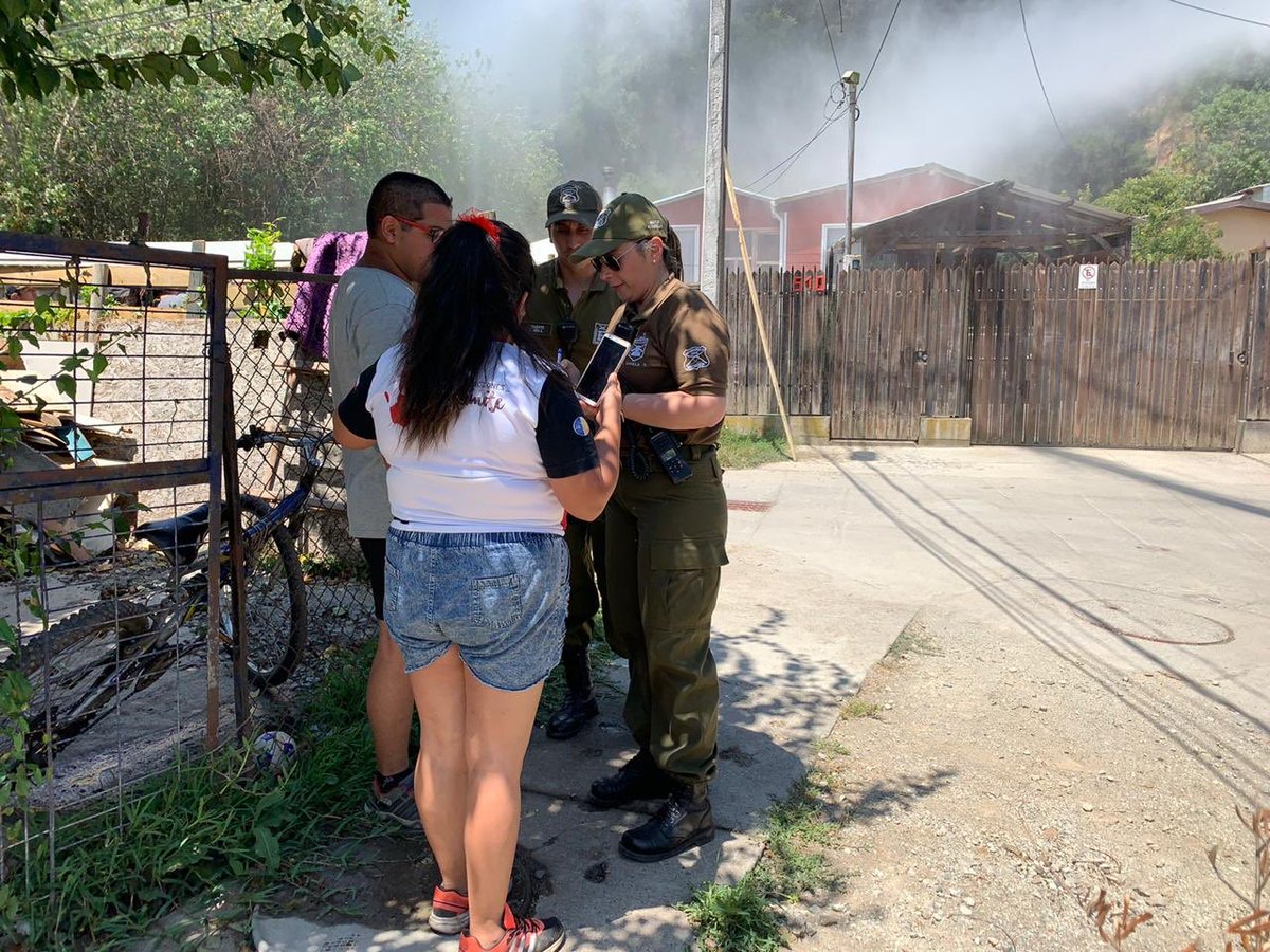 Carabineros ayuda a los vecinos de #Chiguayante afectados por incendio en Cerro Manquimavida para prevenir que sus casas sean afectadas por el fuego. #GraciasCarabineros #LaPrevenciónEsNuestraEsencia