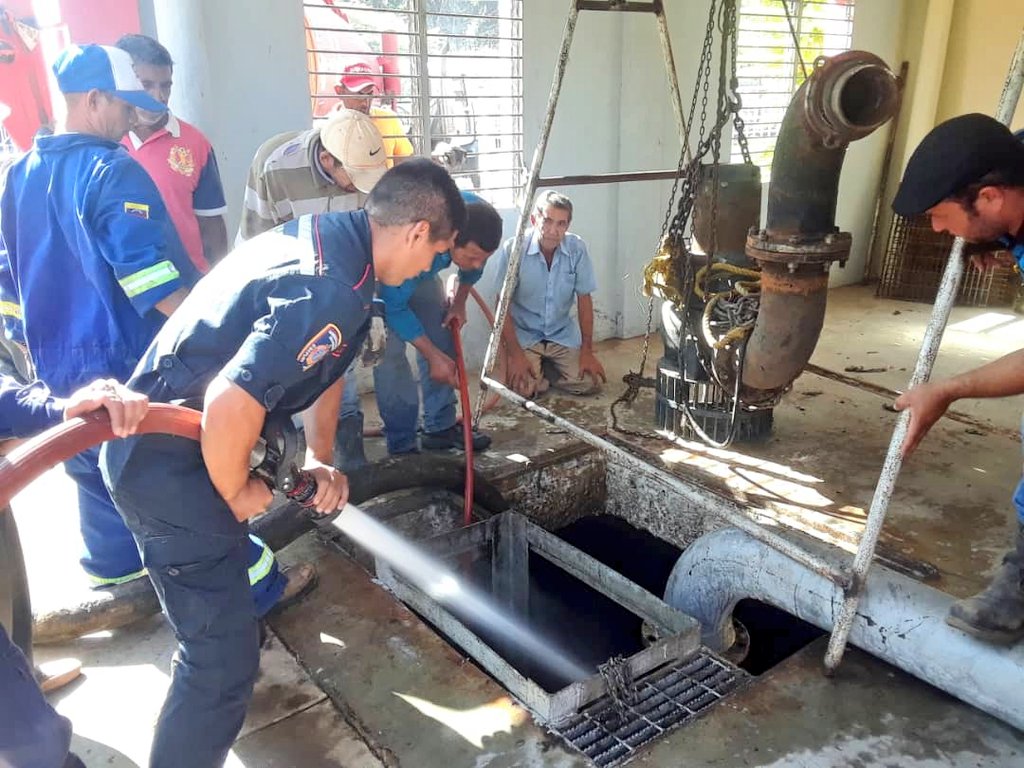 orlandou_alc's tweet photo. #25Ene | Con apoyo de #Dragasur y #CuerpodeBomberos iniciamos la reparación de la estación de bombeo de aguas residuales del sector #ElRosado que beneficiará a los sectores desde #ElTerminal hasta el #CascoCentral
@NicolasMaduro @OmarPrietoGob @dcabellor
#GestionDeFuturo https://t.co/ALoqVwZMp3