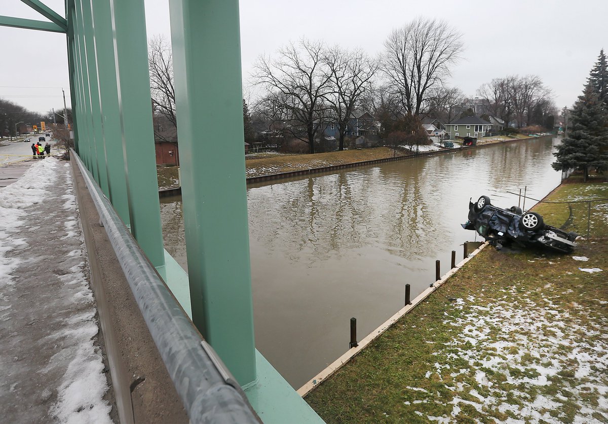 Dan_Janisse's tweet photo. Two people are in serious condition after the car they were travelling in left the road near the Wyandotte St. E. bridge at Little River then cleared the length of the river and landed on the east bank. The accident happened around 1 a.m. Police reconstruction is on scene. https://t.co/q2jtDub2HN