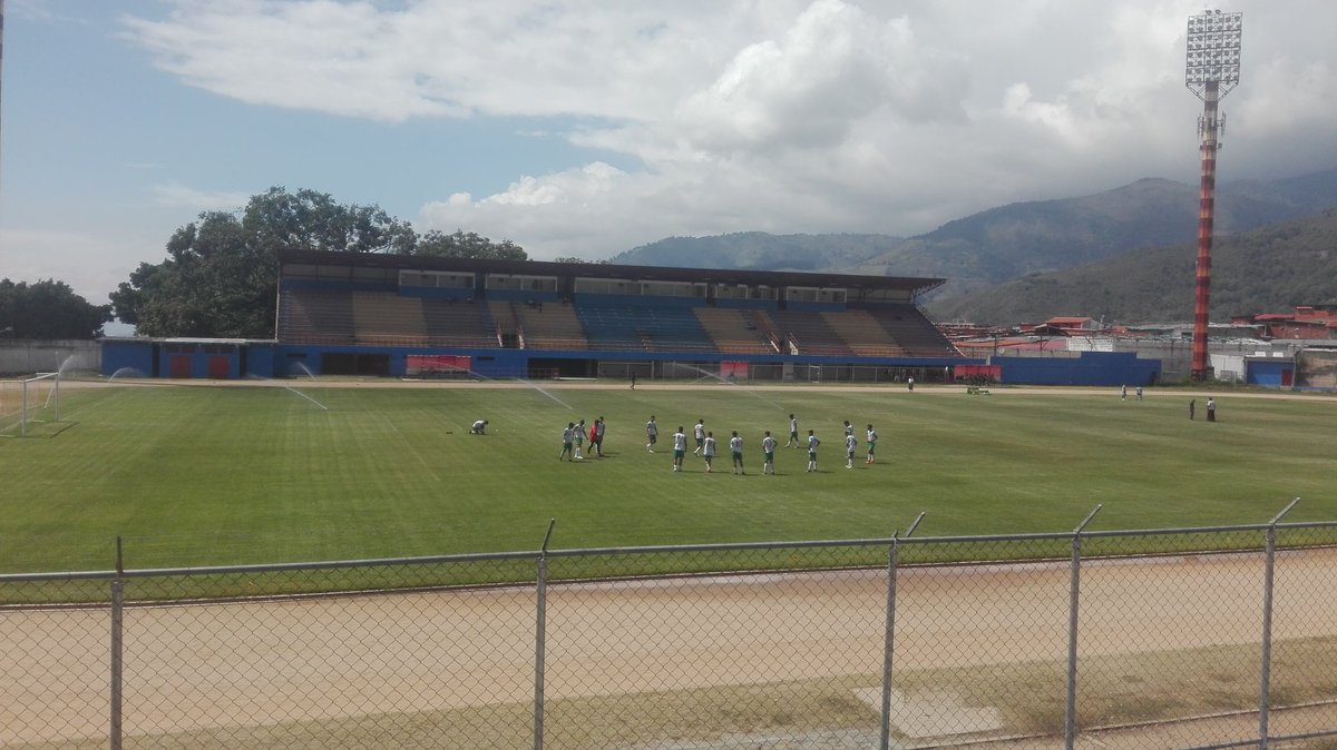 FCalienteRadio's tweet photo. Corta vida tendrá el césped del Estadio Guillermo Soto Rosa recuperado por @EstudiantesMEFC si no hay una planificación en la utilización del mismo. Cuándo se está a 2 horas de enfrentar al @DvoTachira la Asociación de fútbol del Estado Mérida organiza un juego de la selección. https://t.co/5tb7zCsEsV
