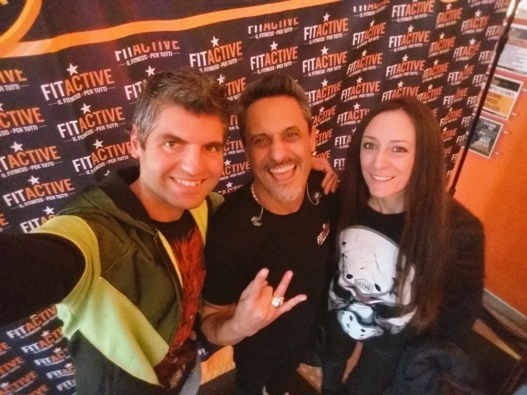 Teo5Astor's tweet photo. Straordinari il Capitano @Giorgio_Vanni e l'Ammiraglio @maxlonghi 😎
Grandissima giornata #FitActive oggi! 💣💪
#AllenaLaFelicità 😁💙 https://t.co/1YPycW8MEq