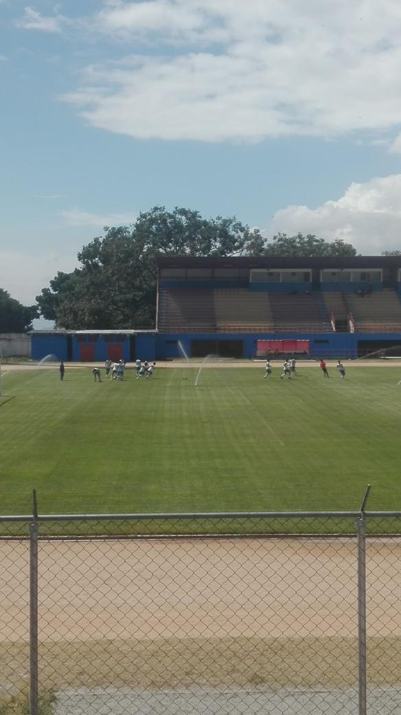 FCalienteRadio's tweet photo. Corta vida tendrá el césped del Estadio Guillermo Soto Rosa recuperado por @EstudiantesMEFC si no hay una planificación en la utilización del mismo. Cuándo se está a 2 horas de enfrentar al @DvoTachira la Asociación de fútbol del Estado Mérida organiza un juego de la selección. https://t.co/5tb7zCsEsV