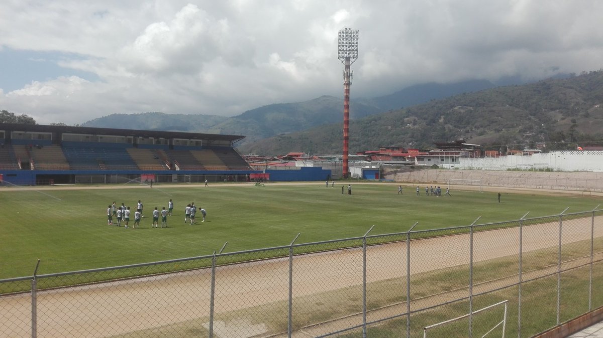 FCalienteRadio's tweet photo. Corta vida tendrá el césped del Estadio Guillermo Soto Rosa recuperado por @EstudiantesMEFC si no hay una planificación en la utilización del mismo. Cuándo se está a 2 horas de enfrentar al @DvoTachira la Asociación de fútbol del Estado Mérida organiza un juego de la selección. https://t.co/5tb7zCsEsV