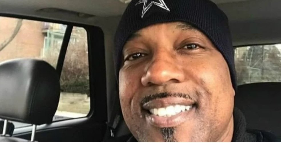 ChicagoPD19's tweet photo. Woman shot 3 Illinois State troopers, killing 1, before fatally shooting herself in Lisle cigar lounge

My condolences  to the family of Illinois State Trooper #GregRievesSr (@ILStatePolice)

👇Link to story 
https://t.co/i6kZqFk6L1

#PutTheGunsDown #StopShooting #AllLivesMatter https://t.co/7AcprlUQJx