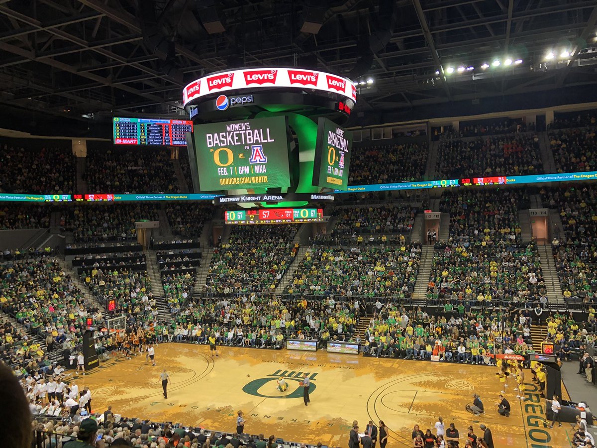 PDX_Ducks's tweet photo. Wow what a night for @OregonWBB! Also, our own Kayla Shepherd ‘12 sang the national anthem and crushed it!! Let’s do it again Sunday in their barn.
Thank you @UOAlumni for the tickets. #GoDucks #DuckState https://t.co/YFIQJjGH0N