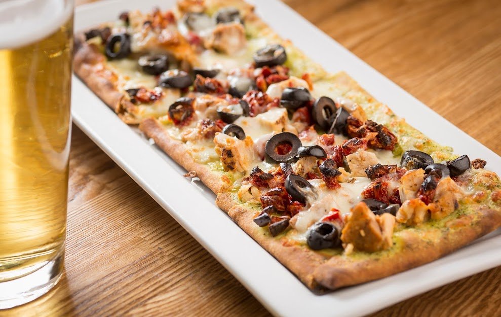 WhirlyBall's tweet photo. If your lunch doesn’t include this chicken & pesto flatbread and a #CraftBeer, you need to get yourself a new lunch. #MeetMeAtWhirlyBall #YourLunchPlansJustGotAwesome #EatDrinkGameOn #WhirlyBallChicago https://t.co/1QDM3jA46E