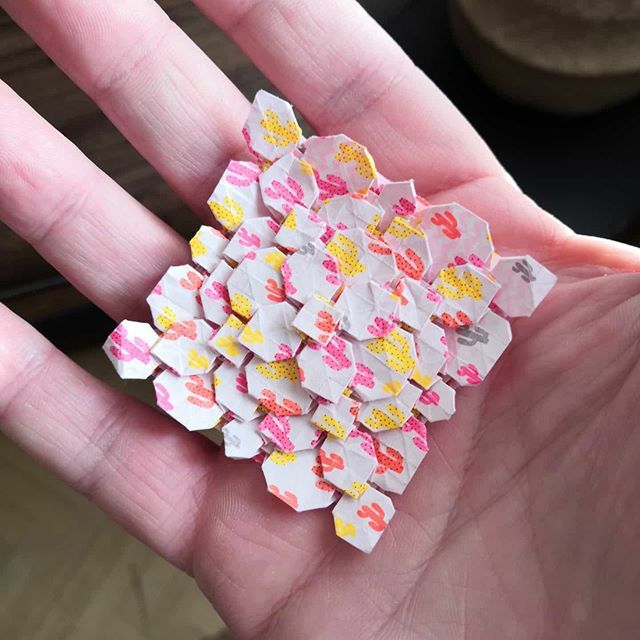 OrigamiInvasion's tweet photo. Variation de la tessellation clover 5-stages sur grille de 32x32
Design : Shuzo Fujimoto
#origami #origamiart #papercraft #paper #paperart #craft #paperfolding #paperfoldingart #tessellation #origamitessellation #shuzofujimoto #clover #clovervariations #clovervariation #sq… https://t.co/YlnBXTU8dK