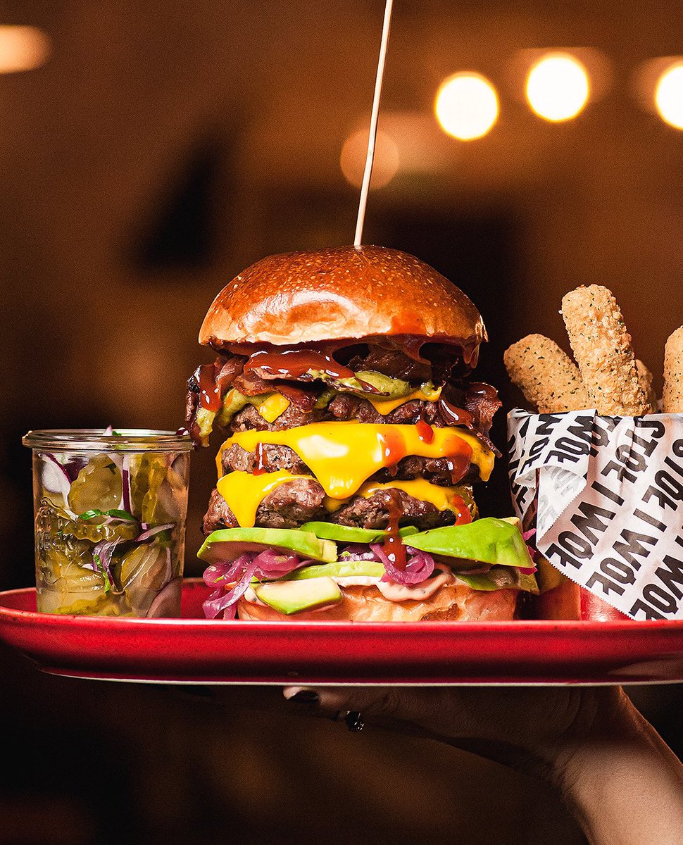stoliwol's tweet photo. Weekendowy Burger z awokado. #burger https://t.co/FZwzVbfSlR