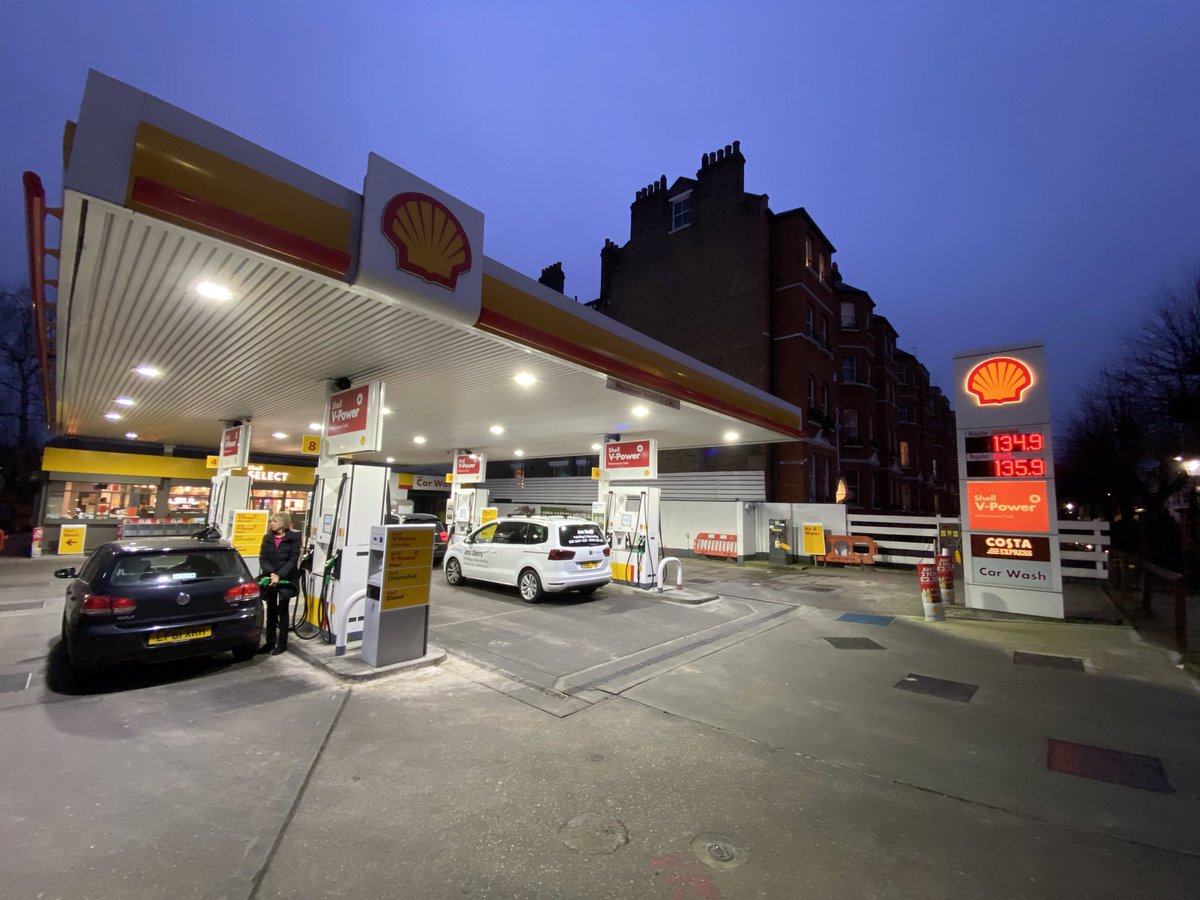 Update!
Almost exactly a year ago @Shell_UKLtd closed their Fulham petrol station in @LBHF to replace with a 100% #EV charging hub
In 12 months (about the same time as a Tesla Gigafactory takes from muddy field to building EVs) they have managed to demolish the petrol station!😂