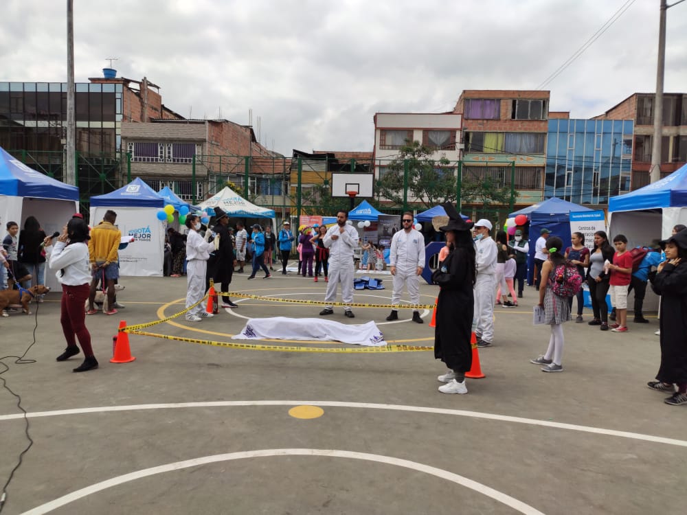 SubRedSurOcci's tweet photo. Con una afluencia masiva de la cmunidad, continúa la Jornada Distrital de Vacunación, desde el punto principal de la @SubRedSurOcci en el barrio María Paz. #VacúnateEnFamilia @VMartinez35 https://t.co/cDmwmNLEoC