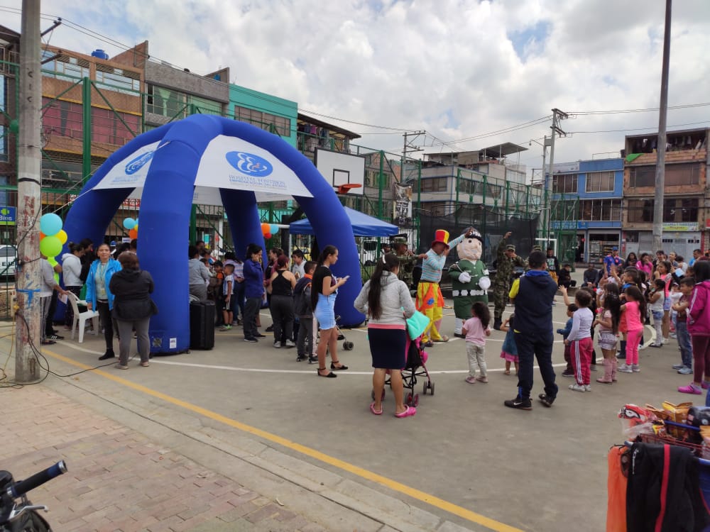 SubRedSurOcci's tweet photo. Con una afluencia masiva de la cmunidad, continúa la Jornada Distrital de Vacunación, desde el punto principal de la @SubRedSurOcci en el barrio María Paz. #VacúnateEnFamilia @VMartinez35 https://t.co/cDmwmNLEoC