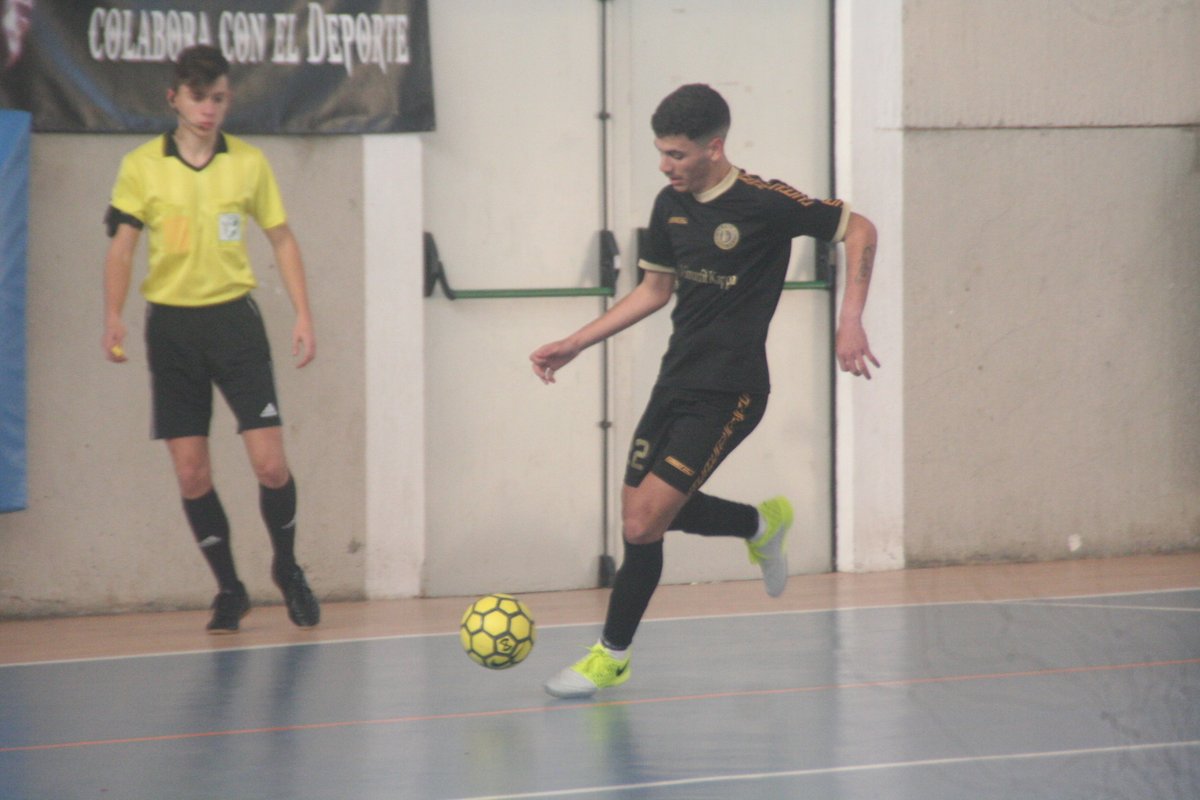 LaPalmaFS's tweet photo. ¡FINAL DEL PARTIDO! 

@LaPalmaFS 2-4 @GalarozaFS 

Se nos escapó en la 2º parte en un partido que merecimos mayor premio. La contundencia del rival nos condena otra semana más. 

Enhorabuena a @GalarozaFS y gracias a @CDVillalbaFS y su Ayuntamiento por la cesión de las pistas. https://t.co/9vkIWJD6RG