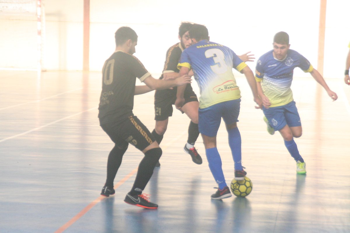 LaPalmaFS's tweet photo. ¡FINAL DEL PARTIDO! 

@LaPalmaFS 2-4 @GalarozaFS 

Se nos escapó en la 2º parte en un partido que merecimos mayor premio. La contundencia del rival nos condena otra semana más. 

Enhorabuena a @GalarozaFS y gracias a @CDVillalbaFS y su Ayuntamiento por la cesión de las pistas. https://t.co/9vkIWJD6RG