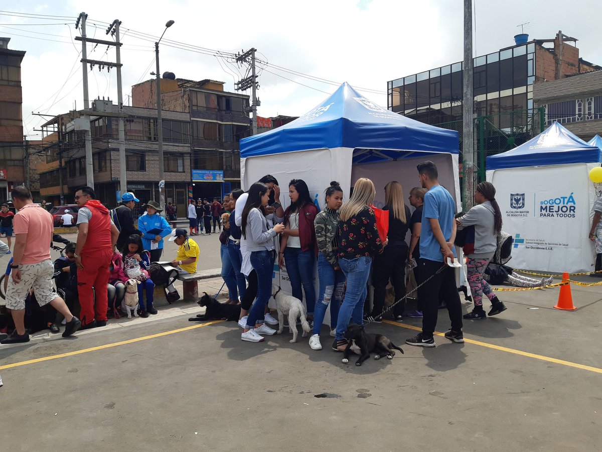 SubRedSurOcci's tweet photo. Con feria de servicios desde el barrio Maria Paz, celebramos la Jornada Distrital de Vacunación. #Más y #Mejores servicios para la comunidad. #VacúnateEnFamilia @VMartinez35 https://t.co/mvyK5NHB13