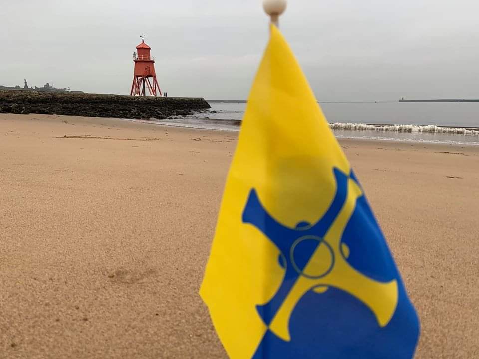britishcounties's tweet photo. Wonderful picture of the #DurhamFlag at South Shields, the far north east of the county. Check out the County Durham Flag Facebook page for many heartening photos of the flag from all parts of the county, and all over the world. https://t.co/cK7GK989BV
