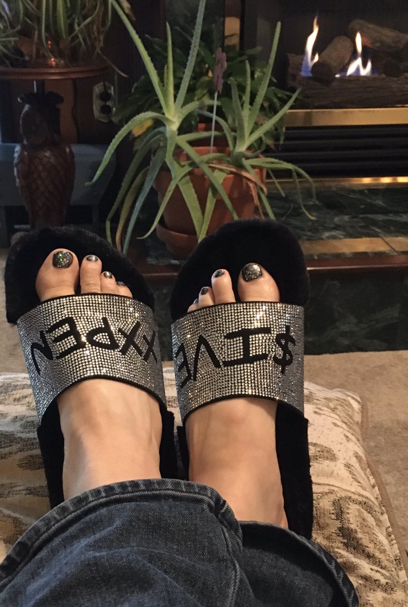 RiceAssenza's tweet photo. @erikajayne Glitter toes to go w/ my sparkly xxpensive sliders! Chillin on a rainy day, hit the spa for a nice pedicure 😊Thanks Erika!! I finally got them and absolutely in love w/ these sparkly, snuggly slippers 🥰
#selfcare #xxpensive #glamday https://t.co/bavvjHgUPx