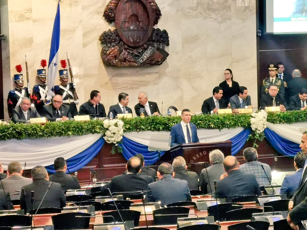 PJdeHonduras's tweet photo. El Pdte. del @PJdeHonduras, Abg. @rarguetaCSJ, finalizó que “aún falta camino por recorrer, pero tenemos la convicción de que trabajando todos en una misma dirección conseguiremos lo que nos hemos propuesto.”
#TransformandoelPoderJudicial
#PoderJudicialalServicioCiudadano https://t.co/tsqgEVTaqD