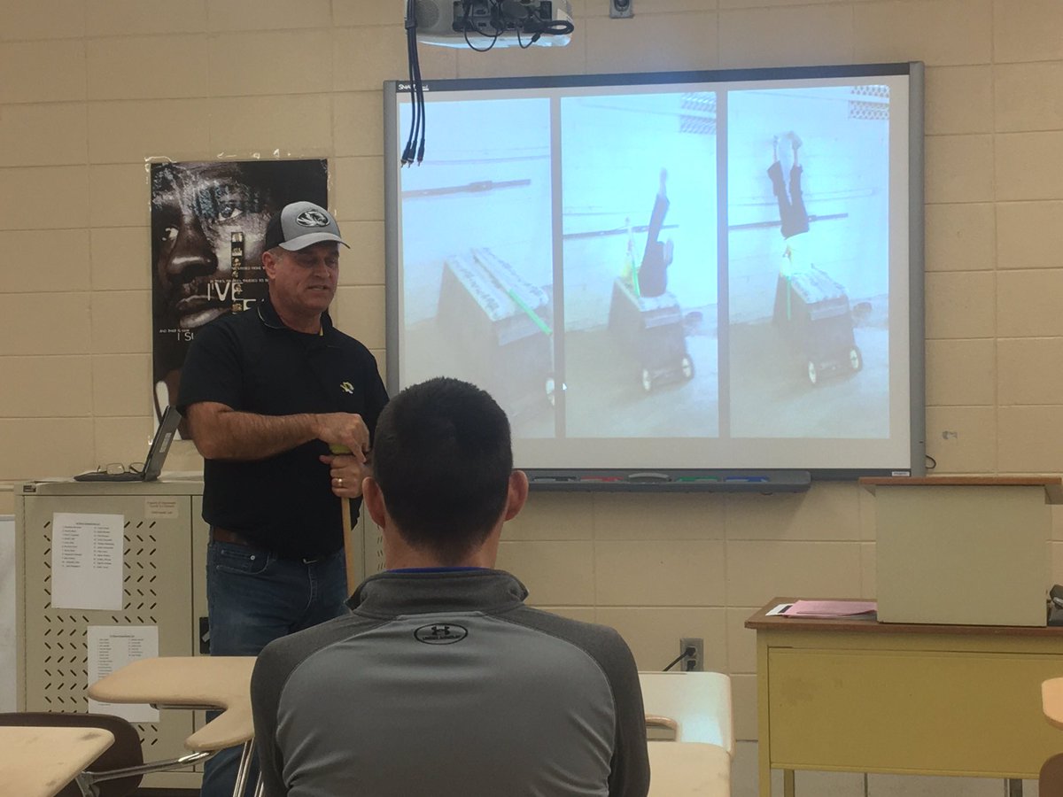 owentrack's tweet photo. Mike Reed @FestusGirlsTF  sharing important pieces of the pole vault at the Dutch Track Clinic. https://t.co/5P9NTUAqfT