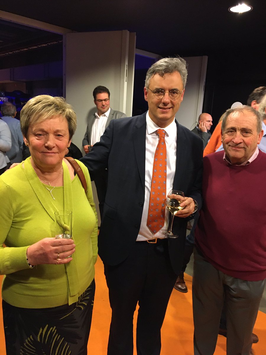 vdberghe_bart's tweet photo. De voorzitter midden de mensen #dichtbijjou https://t.co/YGgF6qsNQI