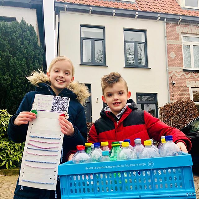 The kids are raising money, selling bracelets and collecting bottles to safe and help the Koala’s in Australia. Here they are in front of our new house in The Netherlands.
Last year when we were in Australia, we visited Koala sanctuaries, they projected in 75 years the Koala…