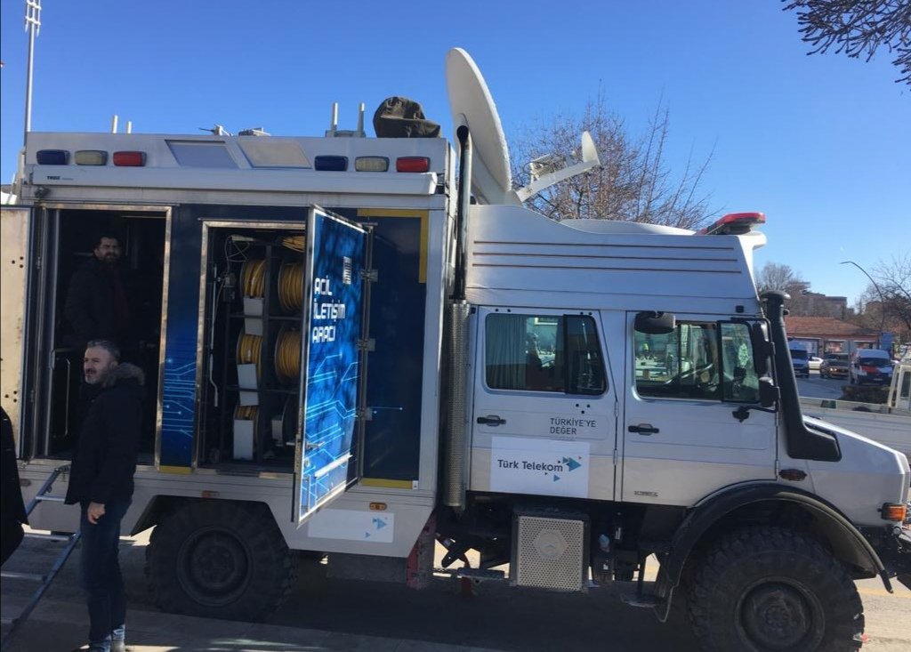 Elazığ'da iletişime destek için ankesörlü telefon, sabit ve mobilde yurtiçinde iletişimi ücretsiz kullanıma sunan Türk Telekom, toplanma alanlarında da limitsiz Wi-Fi bağlantısı vermiş. Gerçekten bravo <a href="/umitonaltr/">Ümit Önal</a> 👏🏼👏🏼👏🏼 Operatörler için harika bir örnek çalışma başlatmışsınız 👍🏼