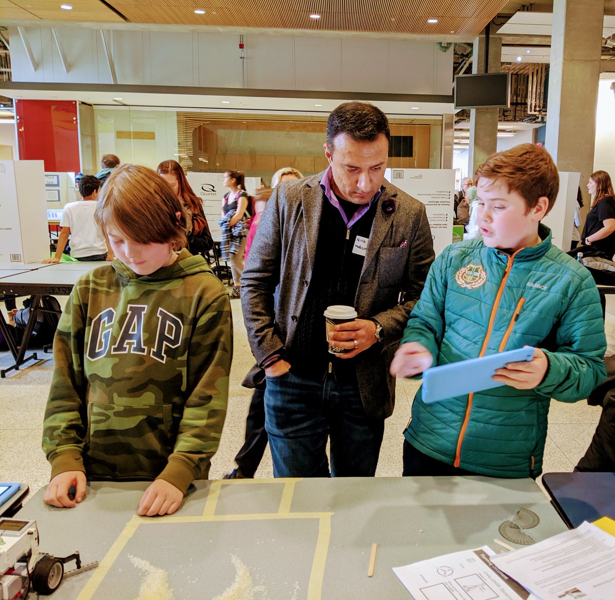 56ElbowPark's tweet photo. @UCalgary @FechJason @ArtsElbow @UCalgaryEduc @ElbowParkSchool Students explaining their work to entrepreneur and CEO of @MobilityQ, Nick Sonpal. https://t.co/uHK2ZkF4mM
