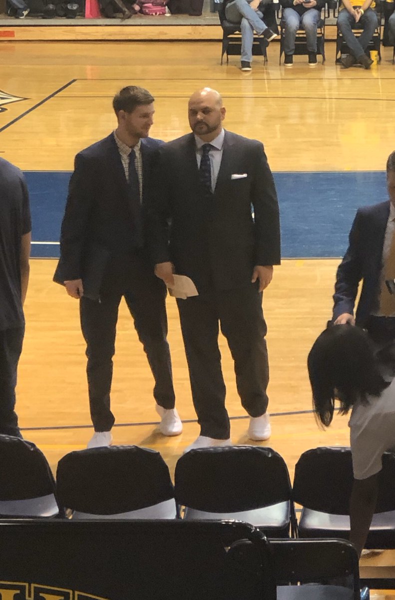 kellydoyle1234's tweet photo. Some #SuitsAndSneakers action as LaSalle works to #crushcancer
@CoachesvsCancer 
@PhillyCvC 
@AmericanCancer 
@MikeDoyle1010 https://t.co/xK3akFwFeC