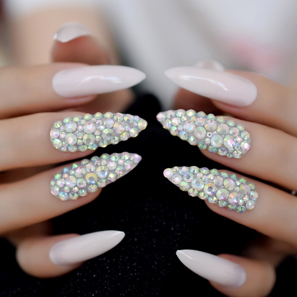 jannaraee's tweet photo. bitches with fake nails like these obviously aren’t blind like I am because idk about you but sticking these in your eyes to get your contacts in so your blind ass can see is hella uncomfortable https://t.co/9XYiAXOXU3