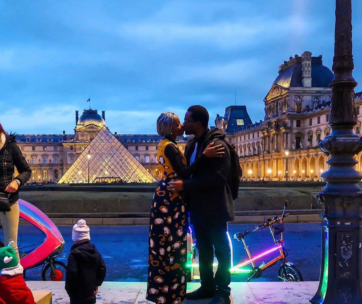 AbayTours1's tweet photo. Does kiss 😘 tastes better in Paris? 🇨🇵 Come find out!😉 #Paris #France #Abaytours #Experience #Traveltheworld #Discoverfrance #Exploreparis https://t.co/WYKWKGQHJC