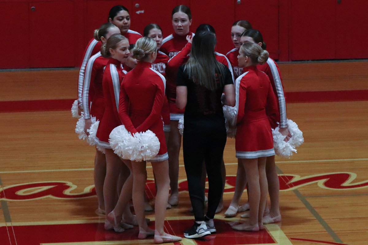 IntoTheCreek's tweet photo. Great job to ITC staffers @andrianna__c, @alyssa_quiggin, @BanatLena @JaclynRyers, Alyssa D., &amp; Caitlynn L., and the rest of the @SC_Varsity_Poms program @ their nationals send-off performances. Also, cool to see Alum @lyssahoffs  coaching the JV squad. Good luck at nationals! https://t.co/KNHvbYfrjW